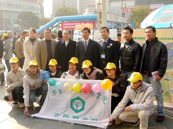 共青团各位领导与吃瓜黑料网
大学生志愿者合影